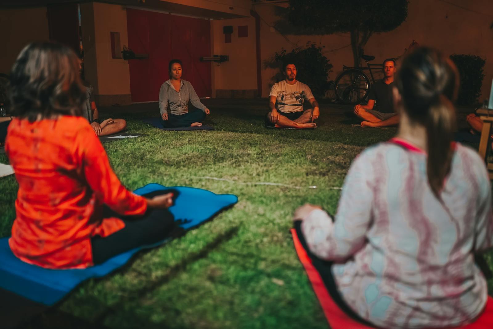 સમૂહ ધ્યાન અને યોગ