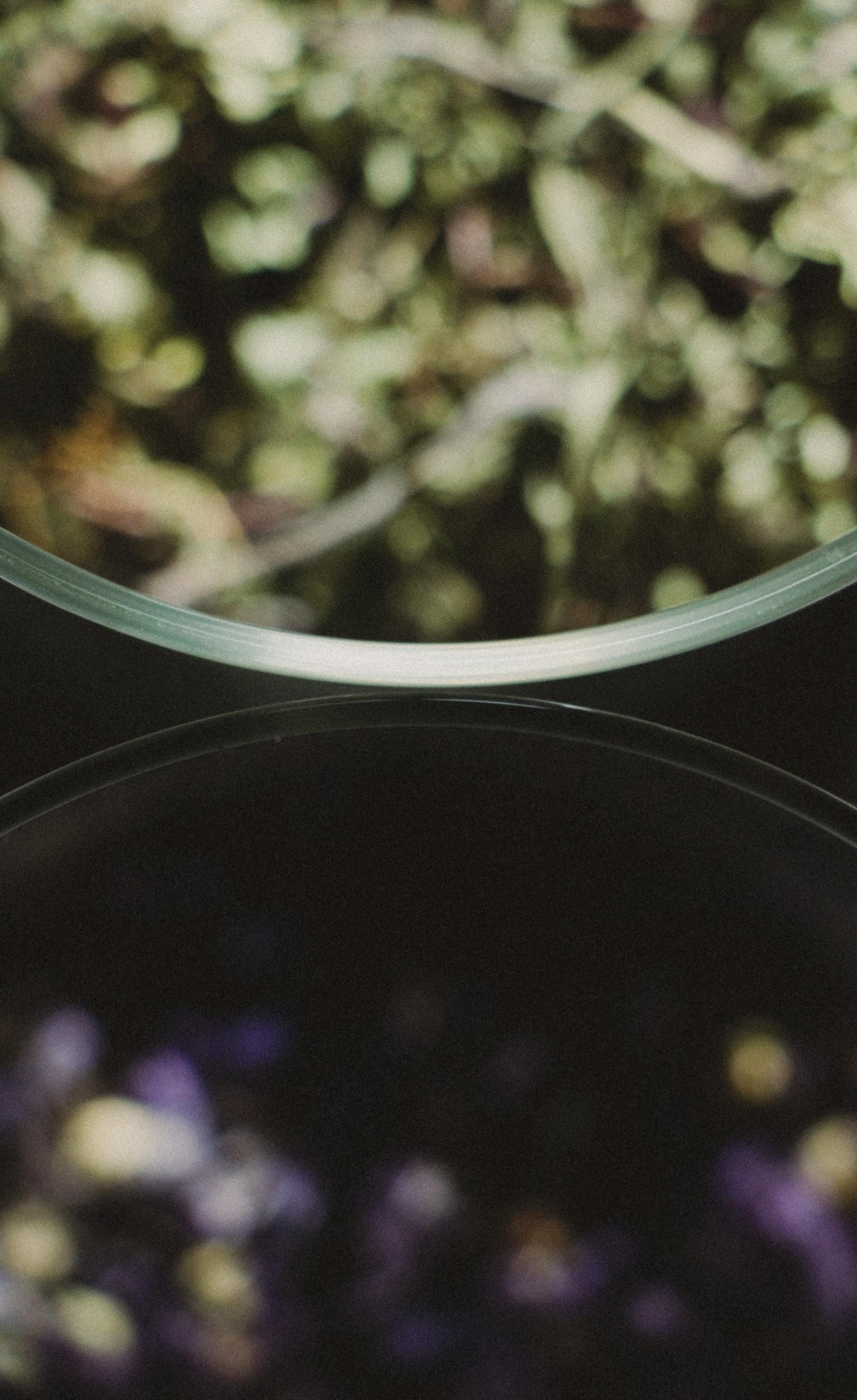 આયુર્વેદિક ઔષધિઓ અને શુદ્ધિકરણ સામગ્રી